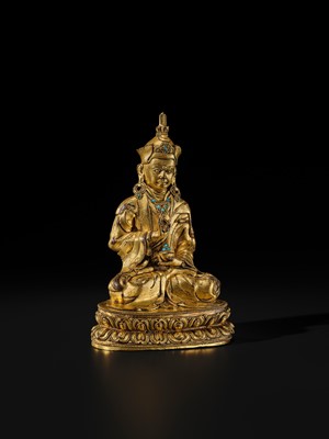 Lot 18 - A GILT BRONZE FIGURE OF PADMASAMBHAVA, TIBET, 16TH-17TH CENTURY