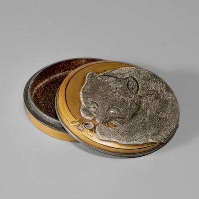 Lot 291 - A CHARMING RINPA STYLE INLAID KOGO (INCENSE BOX) AND COVER DEPICTING A TANUKI