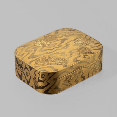 Lot 284 - A FINE MOKUME LACQUER KOBAKO (SMALL BOX) AND COVER WITH INTERIOR TRAY
