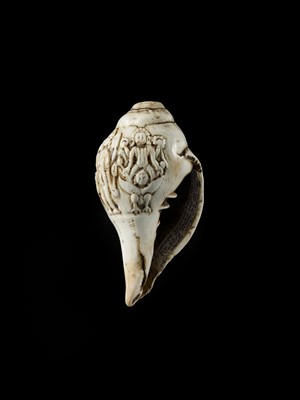 Lot 4 - A RITUAL CONCH SHELL DEPICTING VISHNU AND GARUDA, NEPAL, 11TH CENTURY