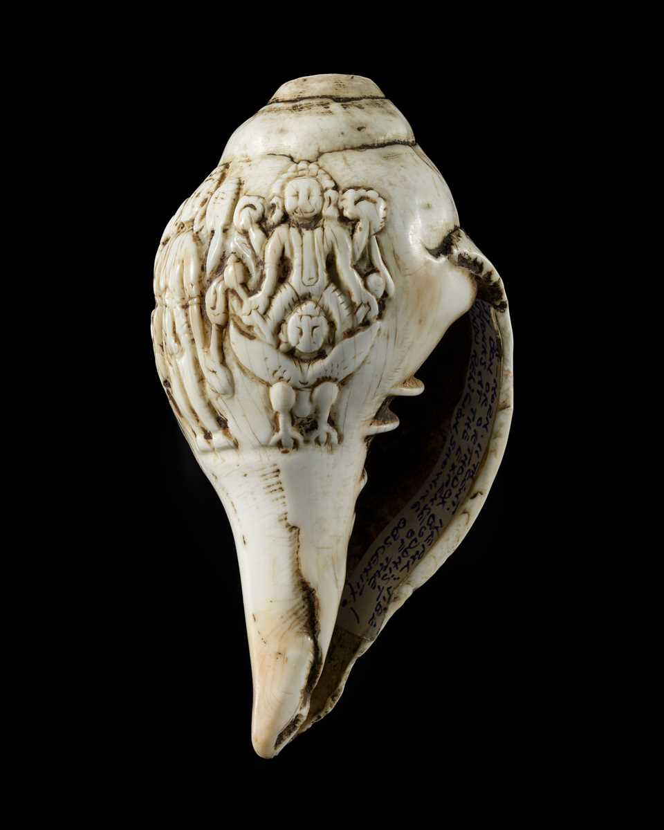 Lot 4 - A RITUAL CONCH SHELL DEPICTING VISHNU AND GARUDA, NEPAL, 11TH CENTURY