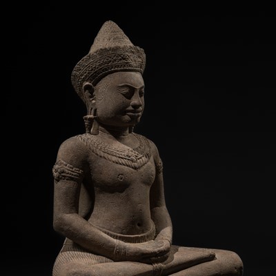 Lot 422 - A SANDSTONE FIGURE OF THE BUDDHA, ANGKOR WAT STYLE, 13TH-14TH CENTURY