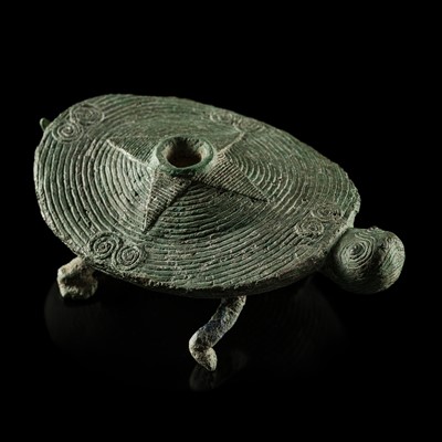 Lot 106 - AN EXCEPTIONAL BRONZE FIGURE OF A TORTOISE, DONG SON CULTURE