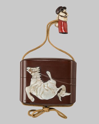 Lot 379 - TOSHIHIDE: AN UNUSUAL CHOHEI SCHOOL SINGLE-CASE INRO