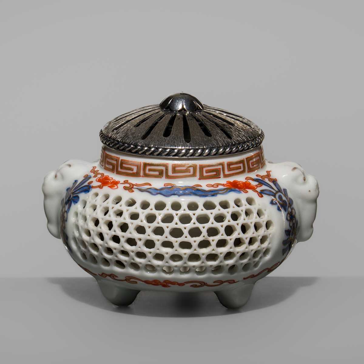 Lot 1576 - AN IMARI PORCELAIN KORO (INCENSE BURNER) WITH SILVER COVER