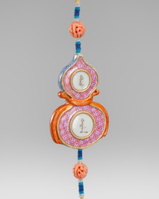 Lot 1038 - A FAMILLE-ROSE DOUBLE GOURD-SHAPED ‘ABSTINENCE’ PLAQUE, c. 1900s