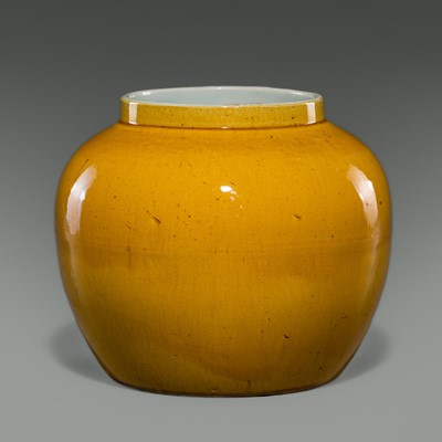 A YELLOW-GLAZED JINGDEZHEN WARE VASE, KANGXI PERIOD