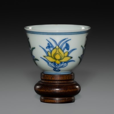 A SMALL DOUCAI PORCELAIN ‘LOTUS’ CUP, QING DYNASTY