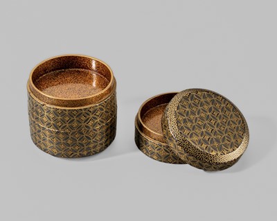 Lot 1565 - A FINE JU-KOGO (TIERED INCENSE BOX) AND COVER WITH A BROCADE DESIGN