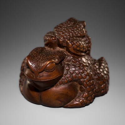 Lot 256 - A WOOD OKIMONO OF A TOAD WITH ITS YOUNG
