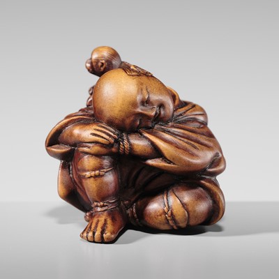 Lot 429 - A CHARMING EARLY WOOD NETSUKE OF A SLEEPING SARUMAWASHI (MONKEY TRAINER)