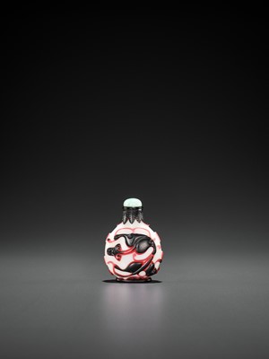 Lot 384 - A RED AND BLACK DOUBLE OVERLAY GLASS ‘CHILONG’ SNUFF BOTTLE, YANGZHOU SCHOOL, QING DYNASTY