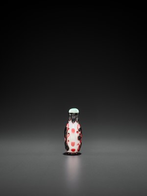 Lot 384 - A RED AND BLACK DOUBLE OVERLAY GLASS ‘CHILONG’ SNUFF BOTTLE, YANGZHOU SCHOOL, QING DYNASTY