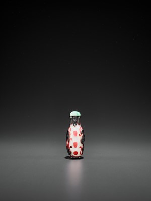 Lot 384 - A RED AND BLACK DOUBLE OVERLAY GLASS ‘CHILONG’ SNUFF BOTTLE, YANGZHOU SCHOOL, QING DYNASTY