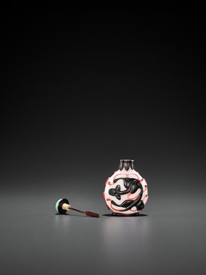 Lot 384 - A RED AND BLACK DOUBLE OVERLAY GLASS ‘CHILONG’ SNUFF BOTTLE, YANGZHOU SCHOOL, QING DYNASTY