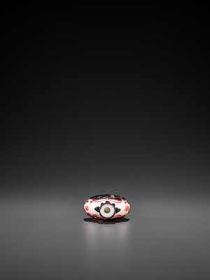 Lot 384 - A RED AND BLACK DOUBLE OVERLAY GLASS ‘CHILONG’ SNUFF BOTTLE, YANGZHOU SCHOOL, QING DYNASTY