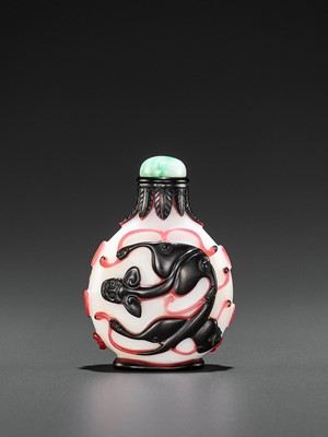 Lot 384 - A RED AND BLACK DOUBLE OVERLAY GLASS ‘CHILONG’ SNUFF BOTTLE, YANGZHOU SCHOOL, QING DYNASTY