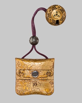 Lot 151 - A FINE AND RARE ‘LEATHER POUCH’ LACQUER SAGEMONO SET