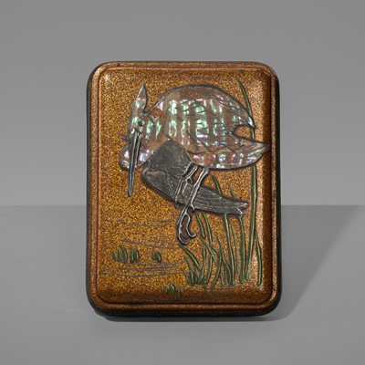 Lot 105 - AN INLAID LACQUER KOGO (INCENSE BOX) AND COVER DEPICTING A HERON