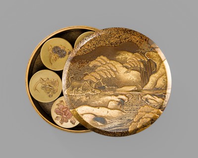 Lot 281 - A RARE AND SUPERB GOLD LACQUER BOX AND COVER CONTAINING SEVEN KOGO (INCENSE BOXES), FOR THE INCENSE-MATCHING GAME