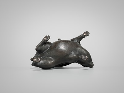 Lot 7 - KAKUUNSAI: A RARE AND CHARMING BRONZE OKIMONO OF A HARE