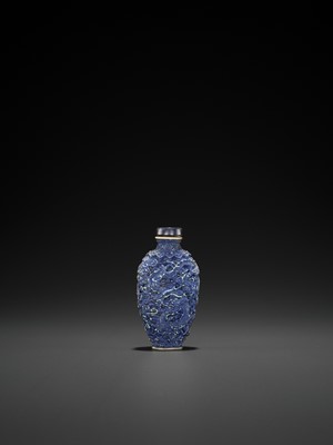Lot 268 - A MOLDED AND GLAZED PORCELAIN ‘DRAGON AND PHOENIX’ SNUFF BOTTLE, QING