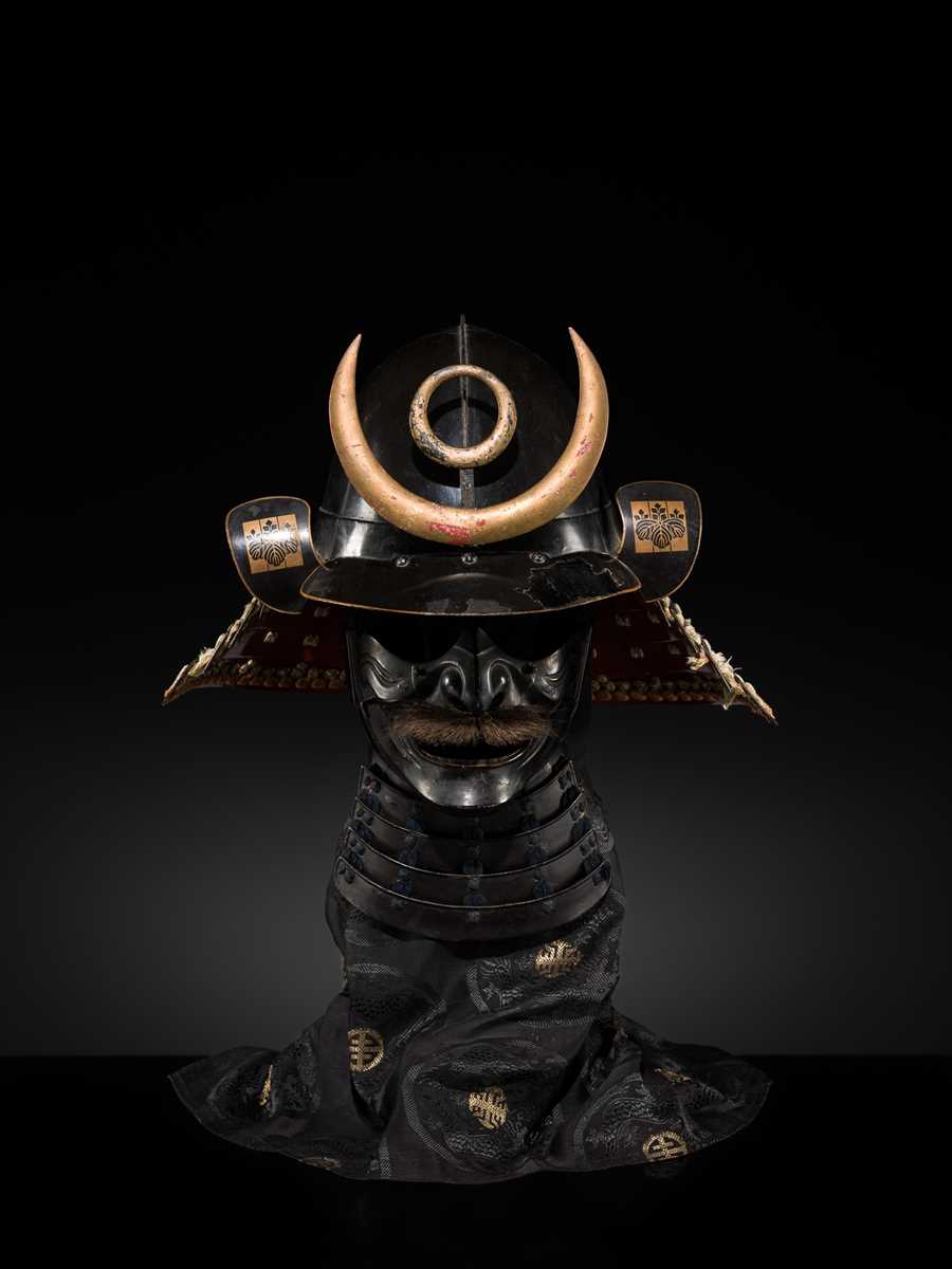 Lot 99 - A RARE LACQUERED IRON OWARI MOMONARI KABUTO