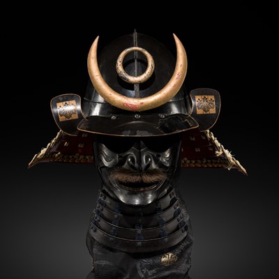 Lot 99 - A RARE LACQUERED IRON OWARI MOMONARI KABUTO AND RESSEI MENPO, WITH KIRI MON