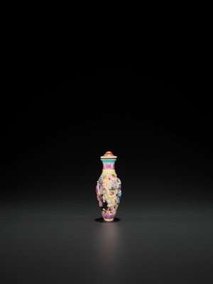 Lot 400 - A FAMILLE ROSE MOLDED PORCELAIN ‘BUDDHIST LIONS’ SNUFF BOTTLE AND MATCHING STOPPER