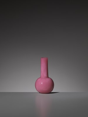 Lot 13 - A PINK GLASS BOTTLE VASE, WHEEL-CUT MARK AND PERIOD OF QIANLONG