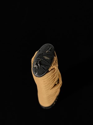 SUKENAGA: A WAKIZASHI IN SUPERB LACQUER ‘KIRI, KATABAMI AND KIKU’ KOSHIRAE, THE BLADE WITH NBTHK TOKUBETSU HOZON TOKEN CERTIFICATE