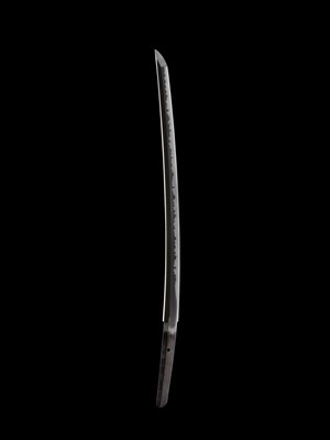 SUKENAGA: A WAKIZASHI IN SUPERB LACQUER ‘KIRI, KATABAMI AND KIKU’ KOSHIRAE, THE BLADE WITH NBTHK TOKUBETSU HOZON TOKEN CERTIFICATE