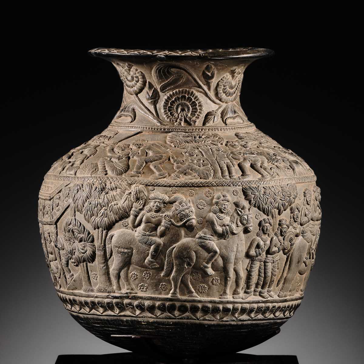 Lot 104 - A RARE AND REMARKABLY FINE CHANDRAKETUGARH POTTERY VASE, SHUNGA PERIOD, 2ND-1ST CENTURY BC
