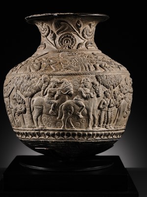 Lot 104 - A RARE AND REMARKABLY FINE CHANDRAKETUGARH POTTERY VASE, SHUNGA PERIOD, 2ND-1ST CENTURY BC