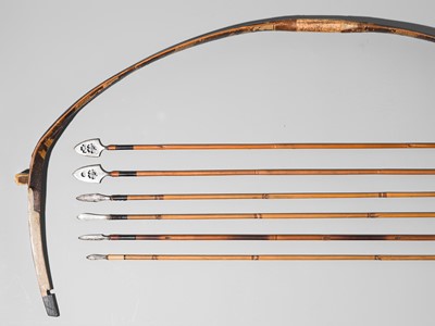 Lot 388 - A MANCHU-STYLE COMPOSITE BOW AND SIX FEATHERED ARROWS, QING DYNASTY