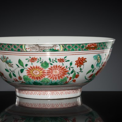 Lot 237 - A FINE FAMILLE VERTE ‘CHRYSANTHEMUM’ BOWL, KANGXI PERIOD