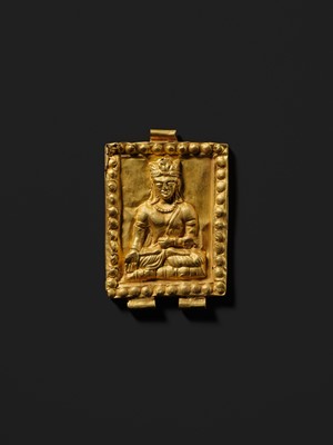 Lot 98 - A GOLD REPOUSSÉ ‘CROWNED BUDDHA’ PENDANT, ANCIENT REGION OF GANDHARA