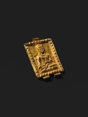 Lot 98 - A GOLD REPOUSSÉ ‘CROWNED BUDDHA’ PENDANT, ANCIENT REGION OF GANDHARA