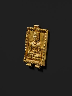 Lot 98 - A GOLD REPOUSSÉ ‘CROWNED BUDDHA’ PENDANT, ANCIENT REGION OF GANDHARA