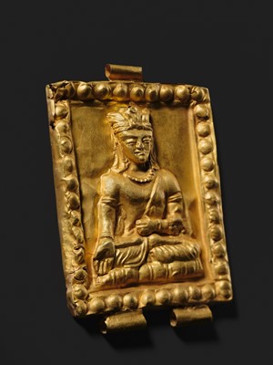 Lot 98 - A GOLD REPOUSSÉ ‘CROWNED BUDDHA’ PENDANT, ANCIENT REGION OF GANDHARA