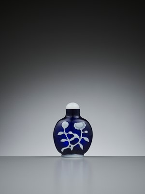 Lot 386 - A WHITE OVERLAY SAPPHIRE-BLUE GLASS ‘FLORAL’ SNUFF BOTTLE, QING DYNASTY