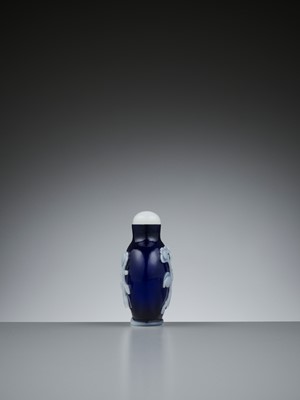 Lot 386 - A WHITE OVERLAY SAPPHIRE-BLUE GLASS ‘FLORAL’ SNUFF BOTTLE, QING DYNASTY