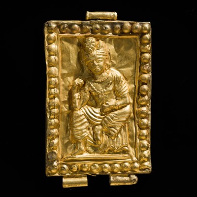Lot 575 - A GOLD REPOUSSÉ ‘PENSIVE BODHISATTVA’ PENDANT, ANCIENT REGION OF GANDHARA