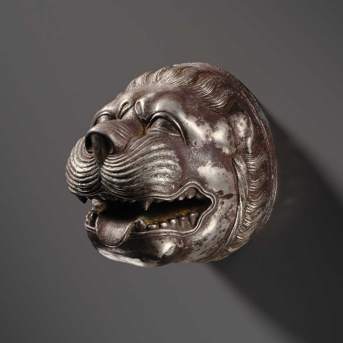 Lot 90 - A SILVER ‘LION HEAD’ PROTOME, NEO-ASSYRIAN TO EARLY ACHAEMENID DYNASTY