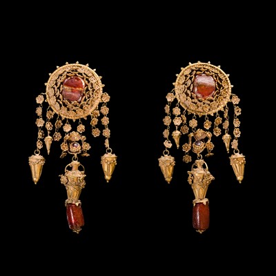 Lot 576 - A RARE PAIR OF CARNELIAN-SET GOLD EARRINGS, TAXILA, 1ST-2ND CENTURY AD