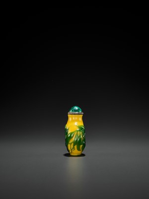 Lot 380 - A GREEN ON YELLOW OVERLAY GLASS ‘CRICKET’ SNUFF BOTTLE, 18TH CENTURY