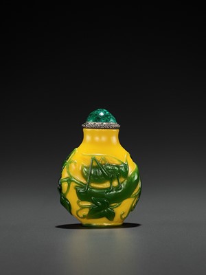 Lot 380 - A GREEN ON YELLOW OVERLAY GLASS ‘CRICKET’ SNUFF BOTTLE, 18TH CENTURY