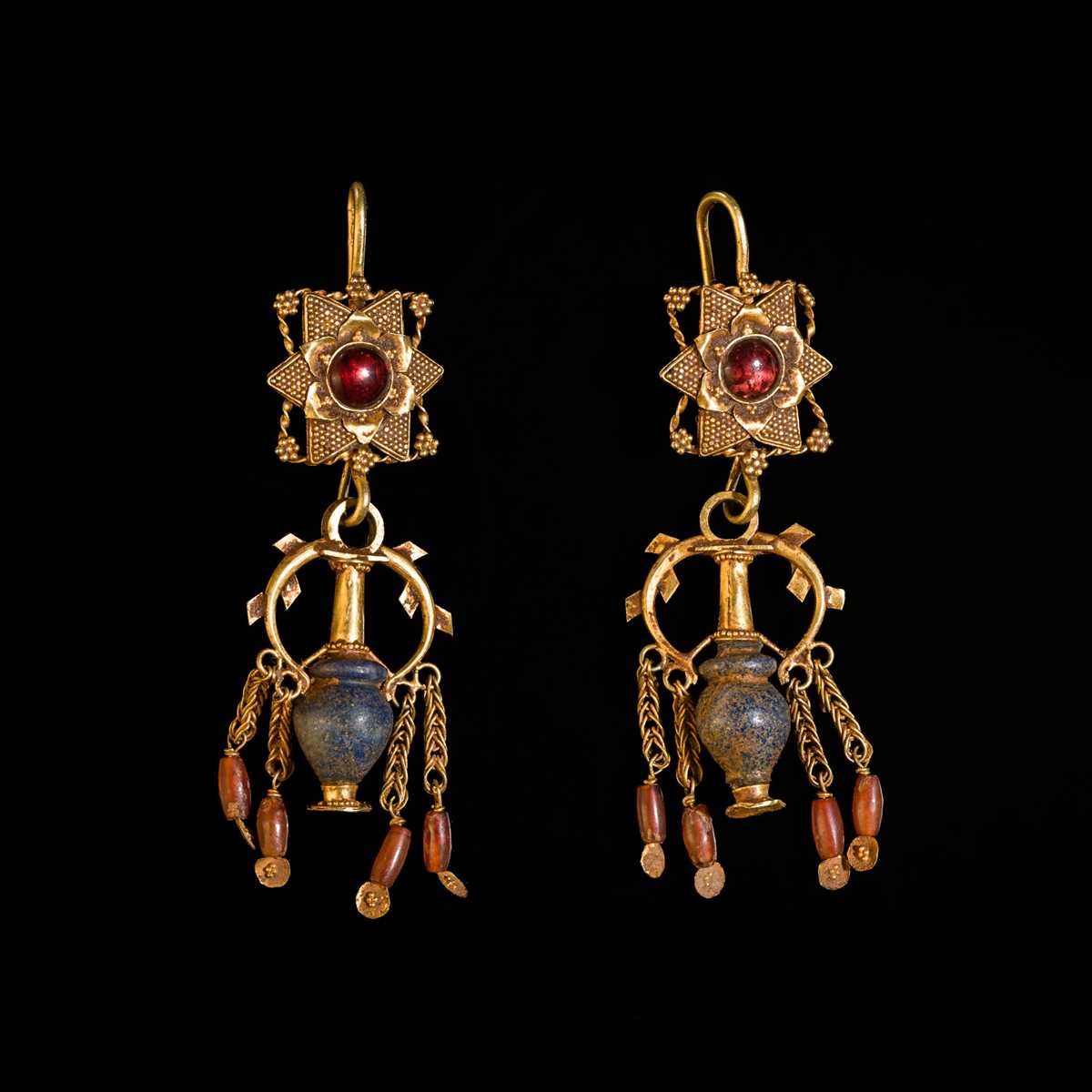 Lot 91 - A PAIR OF LAPIS LAZULI AND GARNET INLAID GOLD ‘AMPHORA’ EARRINGS, TAXILA, INDO-GREEK RULE, HELLENISTIC PERIOD