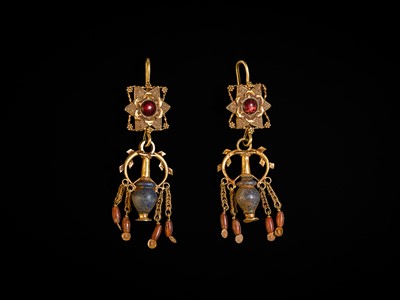 Lot 91 - A PAIR OF LAPIS LAZULI AND GARNET INLAID GOLD ‘AMPHORA’ EARRINGS, TAXILA, INDO-GREEK RULE, HELLENISTIC PERIOD