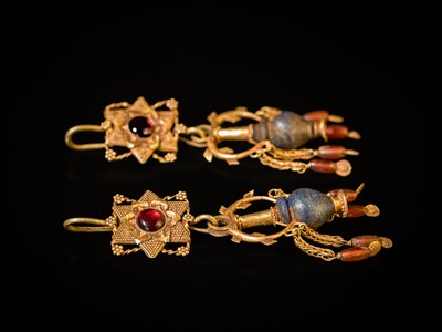 Lot 91 - A PAIR OF LAPIS LAZULI AND GARNET INLAID GOLD ‘AMPHORA’ EARRINGS, TAXILA, INDO-GREEK RULE, HELLENISTIC PERIOD